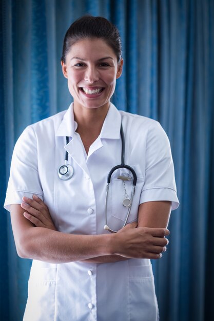 Portrait, femme, docteur, debout, bras, traversé