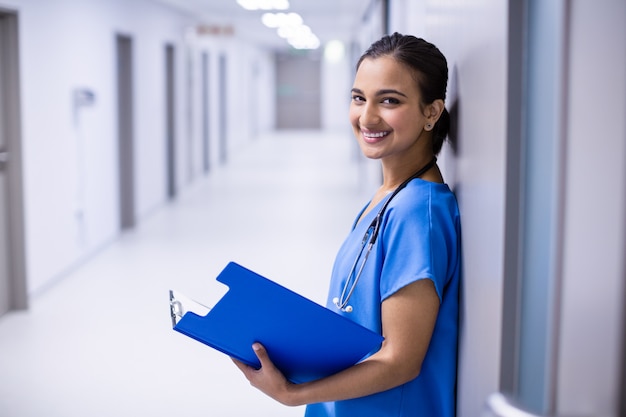 Portrait, femme, docteur, tenue, fichier, couloir