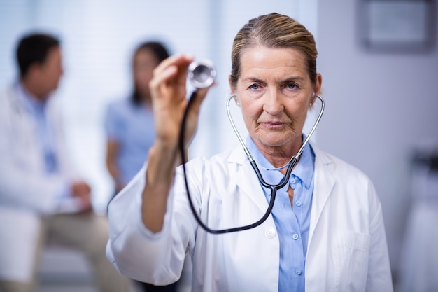 Portrait, femme, docteur, tenue, stéthoscope