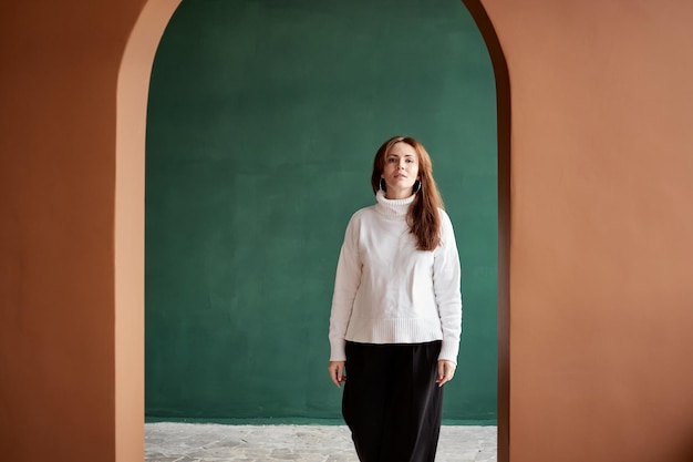 Portrait d'une femme du millénaire portant un pull chaud avec des taches de rousseur naturelles