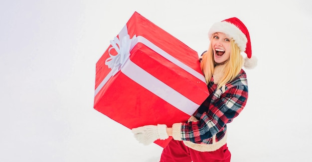 Portrait de la femme du père Noël avec un énorme cadeau rouge Noël femme tenant un énorme cadeau