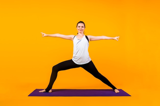 Photo portrait femme effectue des exercices de yoga