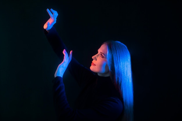 Photo portrait de femme avec des effets visuels de lumières bleues