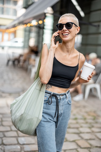 Portrait de femme élégante dans la rue