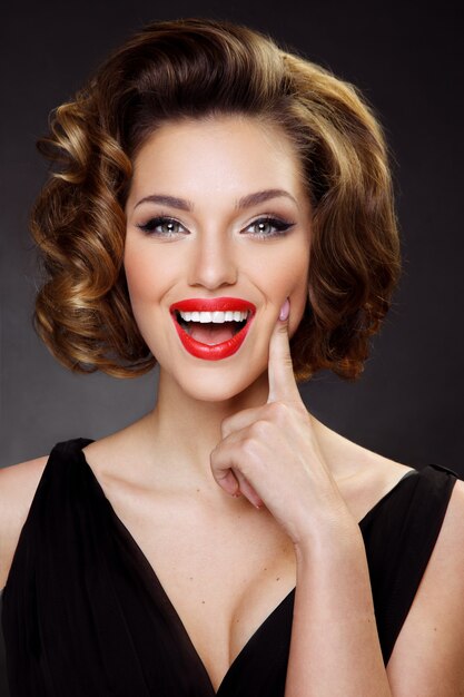 Portrait De Femme élégante Avec Maquillage De Soirée