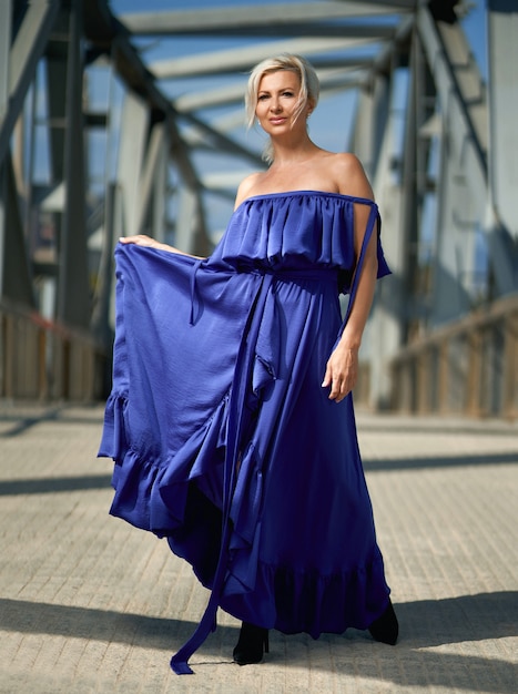 Photo portrait de femme élégante à la mode adulte dans la ville.