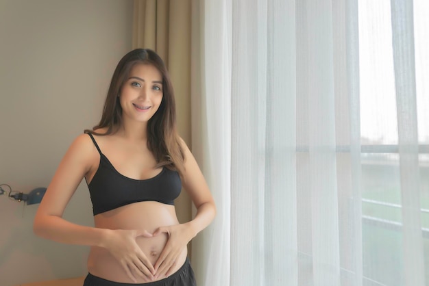 Portrait de femme enceinte asiatique dans la chambre