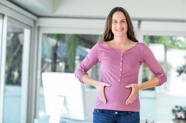 Portrait de femme enceinte au bureau à domicile