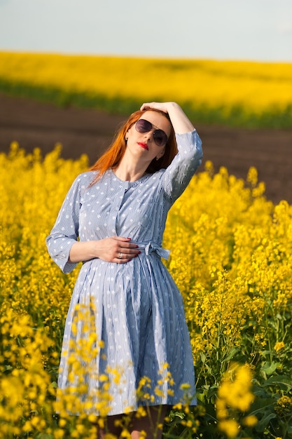 Portrait de femme enceinte sur le champ jaune