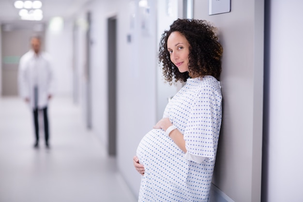 Portrait, de, femme enceinte, debout, dans, couloir