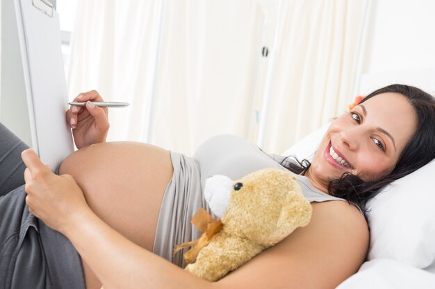 Portrait de femme enceinte écrit sur le presse-papiers