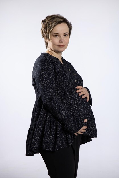 Portrait De Femme Enceinte Enceinte Heureuse Femme Touchant Son Ventre Faisant Une Séance Photo En Studio