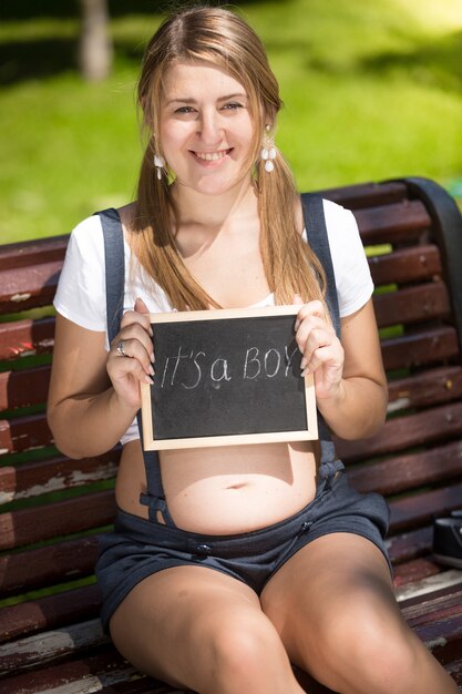 Portrait de femme enceinte heureuse en attente de bébé garçon