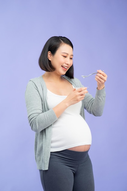 portrait, de, femme enceinte, manger, yaourt