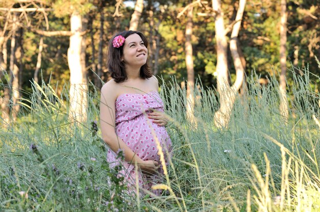 Portrait de femme enceinte en plein air