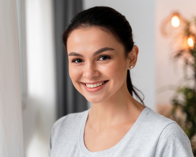 Photo portrait de femme enceinte smiley