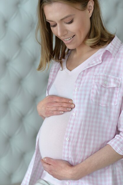 Portrait d'une femme enceinte souriante heureuse