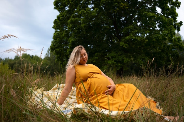 Photo portrait d'une femme enceinte de taille plus grande