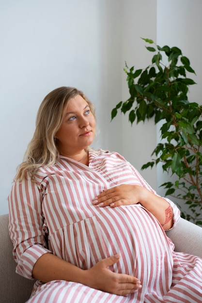 Photo portrait d'une femme enceinte de taille plus grande