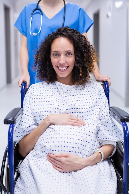 Portrait, de, femme enceinte, toucher, elle, ventre, sur, fauteuil roulant