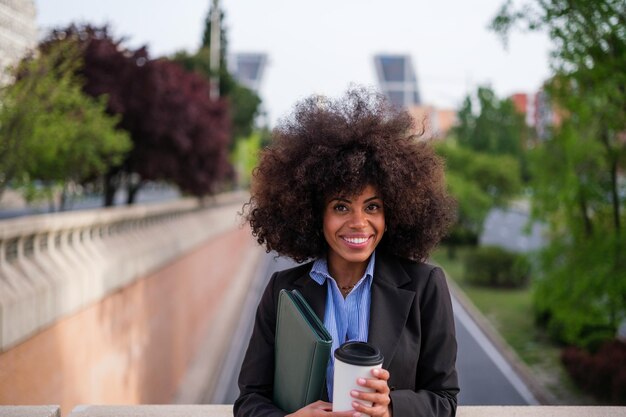 Portrait femme entrepreneur dans le quartier des affaires