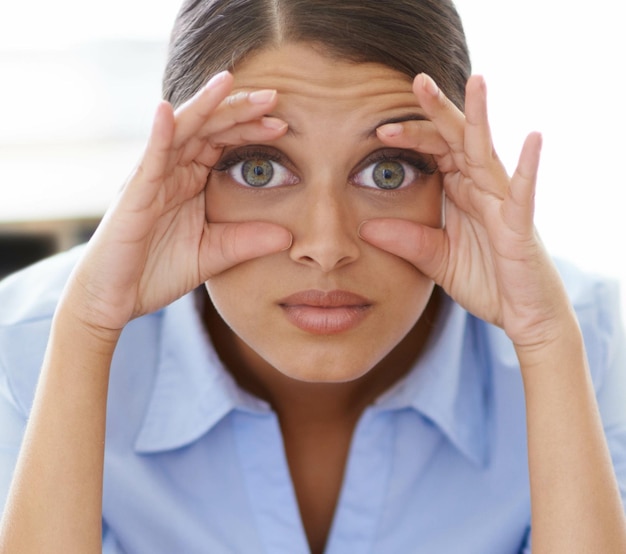 Photo portrait d'une femme d'entreprise et des yeux fatigués de la fatigue endormi et stressé pour la date limite épuisé par le travail et épuisé avocat des cas procès et planification ou prêt à dormir ou faire une sieste au bureau