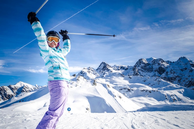 Photo portrait d'une femme en équipement de ski