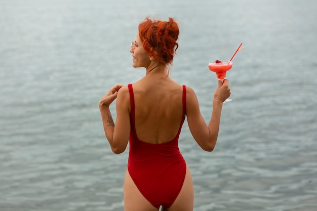 Photo portrait de femme en été avec une esthétique et un cocktail des années 80