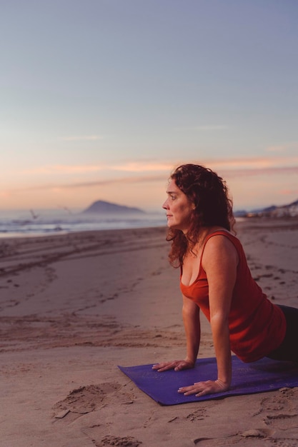 portrait, de, femme, exercisme, sur, tapis, sur, plage