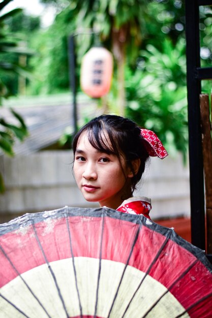 Photo portrait d'une femme à l'extérieur