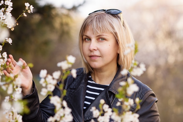 Portrait de femme à l'extérieur