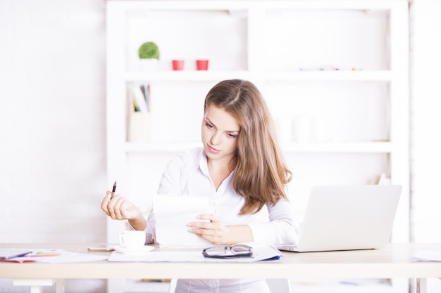 Portrait de femme faisant de la paperasse