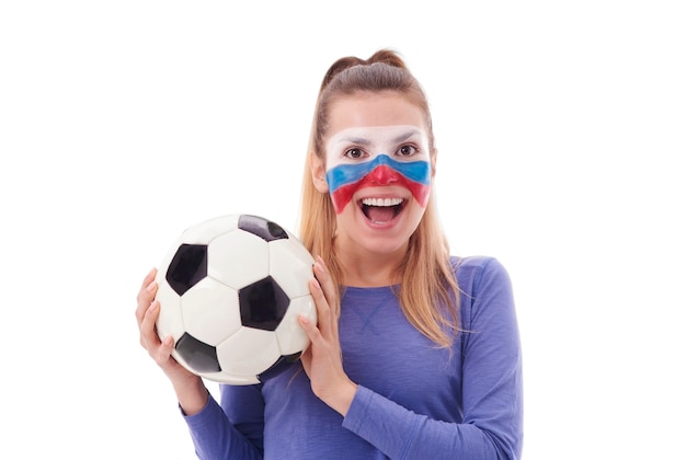 Portrait de femme fan de football avec visage peint