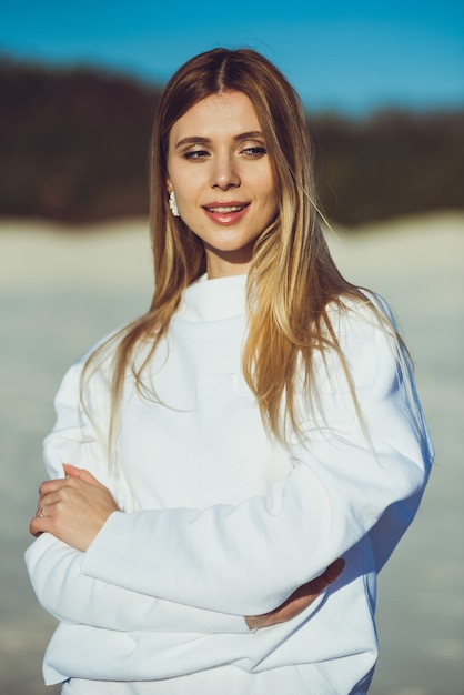 Portrait de femme Fashion sur la plage