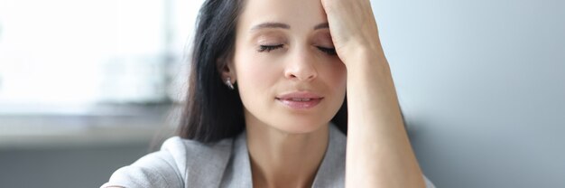 Portrait de femme fatiguée aux yeux fermés surmenage féminin