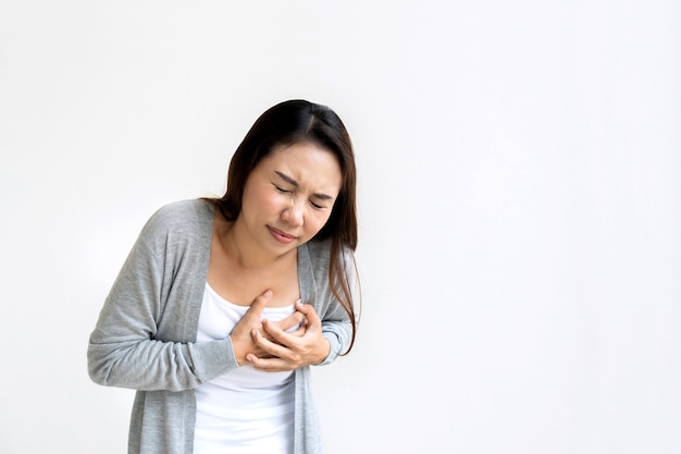 Portrait De Femme Fatiguée Sensation De Douleur Douleur Touchant La Poitrine Ayant Une Crise Cardiaque