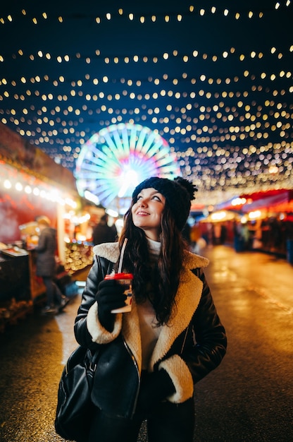 Portrait de femme à la fée de Noël, boire du chocolat chaud