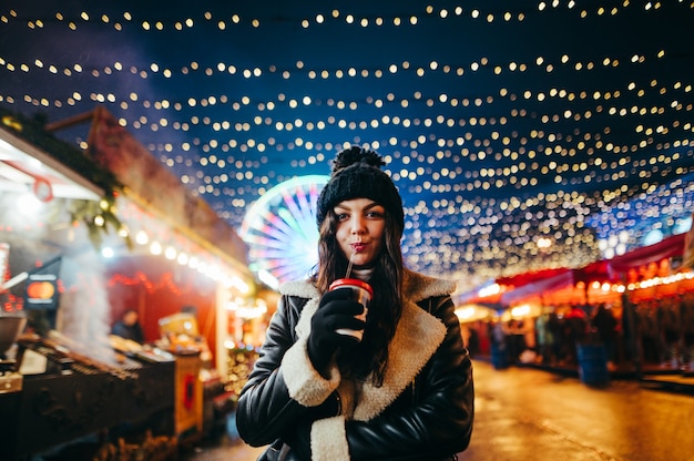 Portrait de femme à la fée de Noël, boire du chocolat chaud