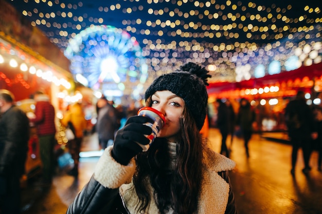 Portrait de femme à la fée de Noël, boire du chocolat chaud