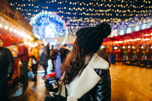 Portrait de femme à la fée de Noël, boire du chocolat chaud