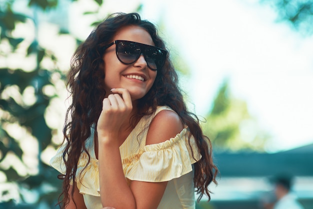 Portrait de femme féminine de jeune jolie fille à la mode posant en th