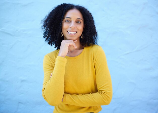 Portrait d'une femme fière et noire en studio sur un espace de maquette et un fond bleu pour la publicité