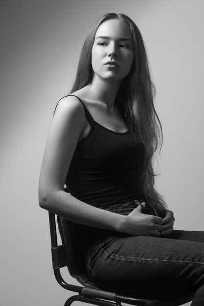 Portrait de femme fière, regardant la caméra. Studio shot, isolé sur fond gris