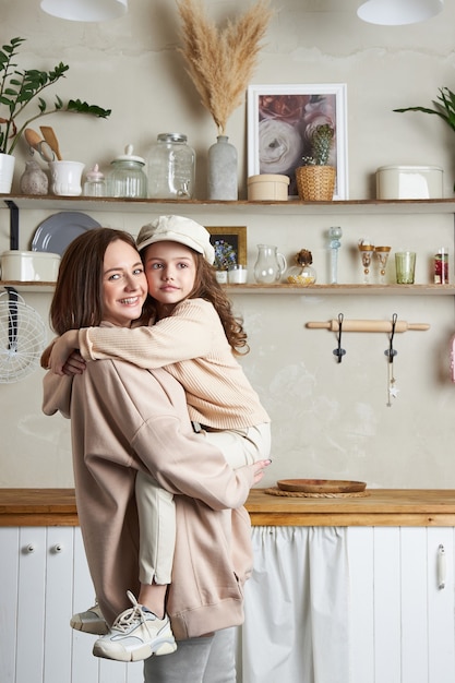 portrait d'une femme et une fille étreignant