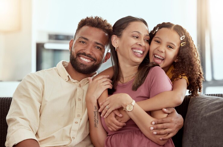 Photo portrait de femme et de fille avec un homme en lien de liaison et de confort en tant que famille à la maison parents jeune fille et affection pour l'amour soutien et soins aux enfants avec confiance ensemble et heureux dans l'étreinte