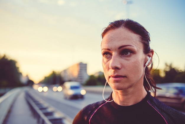 Portrait de femme fitness au repos