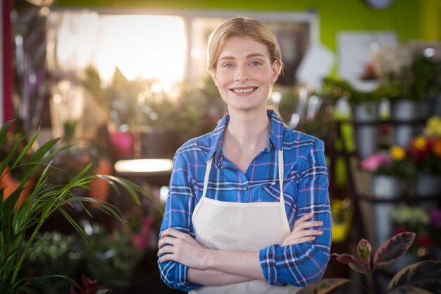 Portrait, femme, fleuriste, sourire