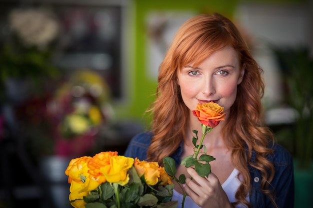 Portrait, femme, fleuriste, tenue, bouquet, fleurs