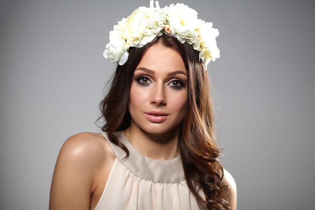 Portrait d'une femme avec des fleurs dans les cheveux