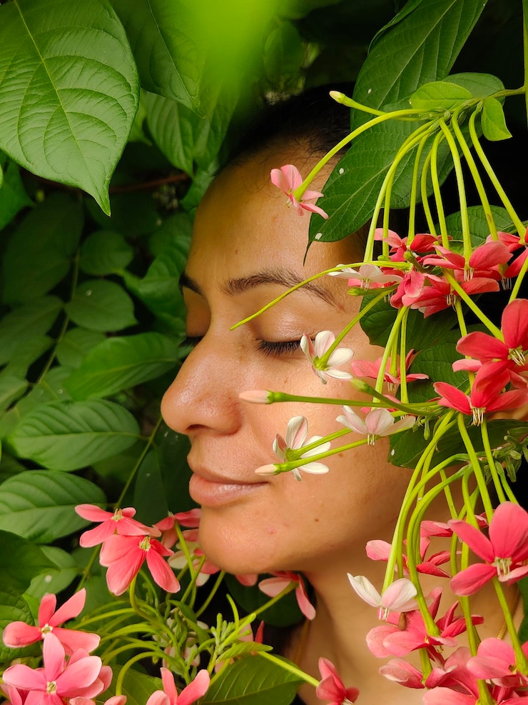 Photo portrait d'une femme avec des fleurs respirant la nature
